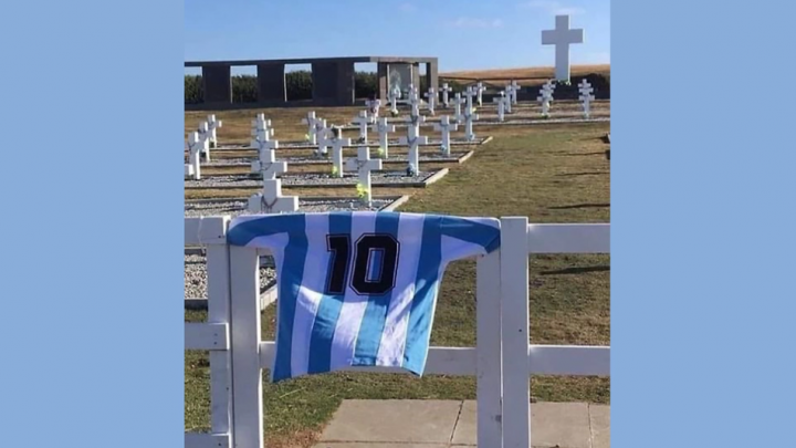 La historia de la foto con la camiseta de Maradona flameando frente al cementerio de Darwin