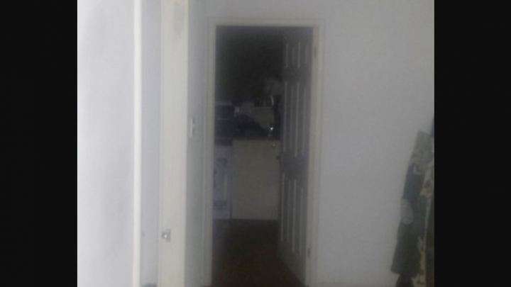Escuchó ruidos en la cocina y fotografió la silueta perfecta de un fantasma