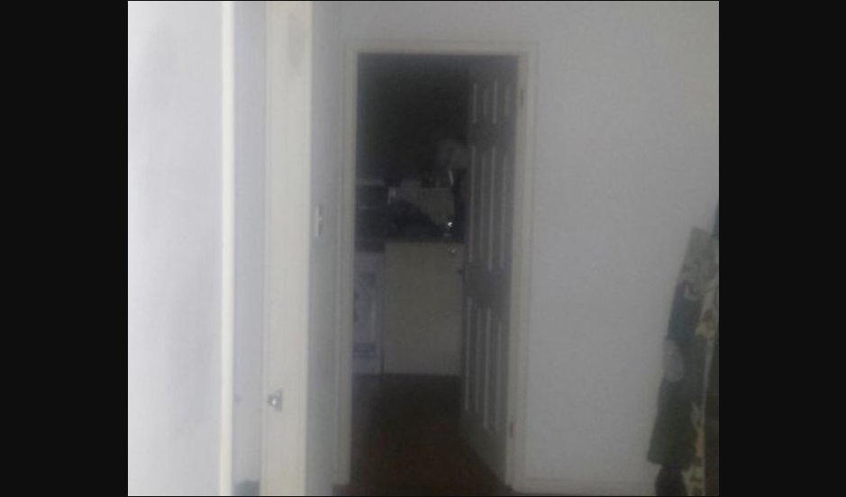 Escuchó ruidos en la cocina y fotografió la silueta perfecta de un fantasma