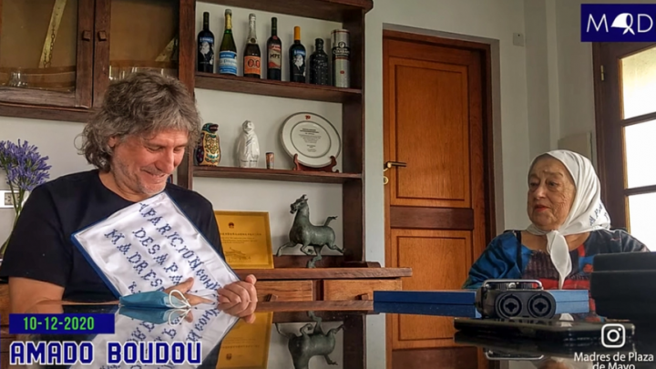 Hebe de Bonafini entregó el Pañuelo de las Madres a Amado Boudou