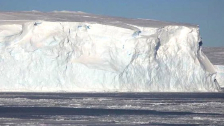 El iceberg más grande del mundo está a punto de chocar contra una isla del Atlántico Sur