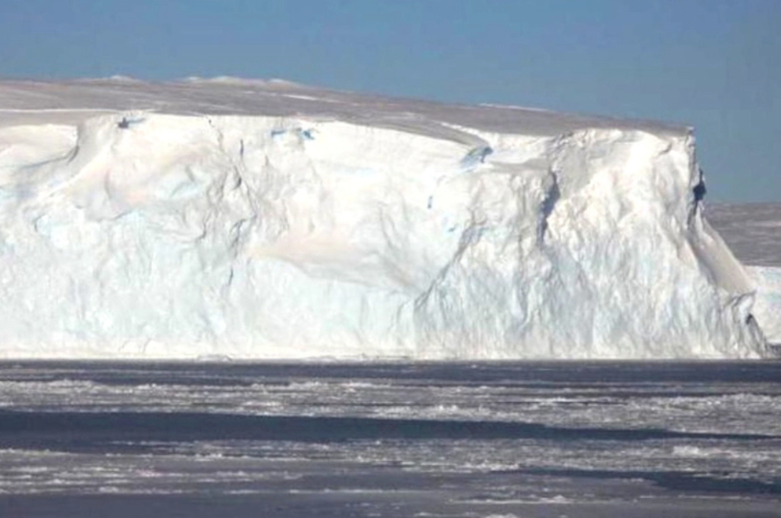 El iceberg más grande del mundo está a punto de chocar contra una isla del Atlántico Sur