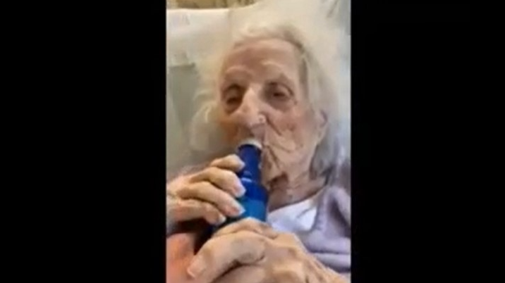 Una abuela de 103 años le ganó al coronavirus y se tomó birra bien fresca para celebrar