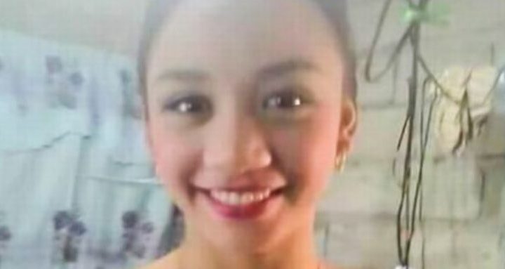 Apretó un punto negro de su nariz y se deformó la cara