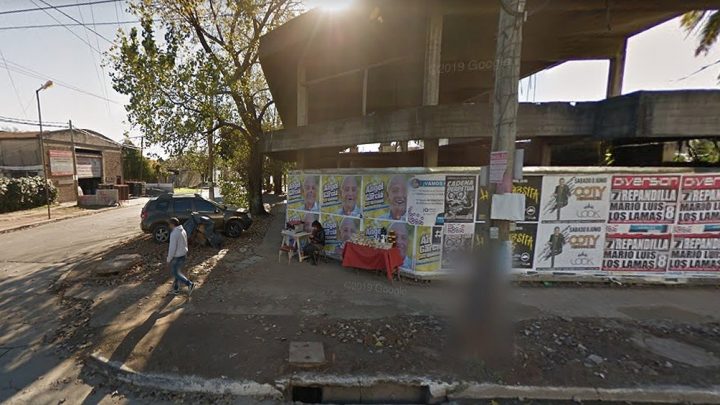 Golpearon y desnudaron a un ladrón que intentó robarle el celular a un hombre