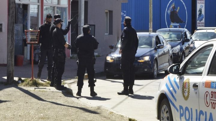 Batalla campal frente a un comercio