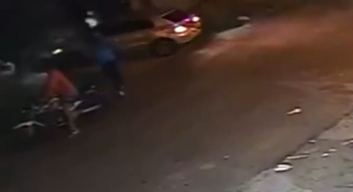 Dos motochorros intentaron atacarlo y les tiró el auto encima para escaparse Dos motochorros intentaron atacarlo y les tiró el auto encima para escaparse