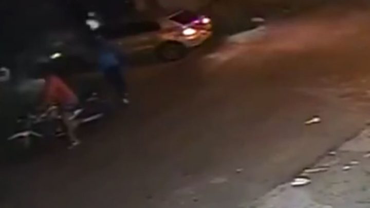 Dos motochorros intentaron atacarlo y les tiró el auto encima para escaparse