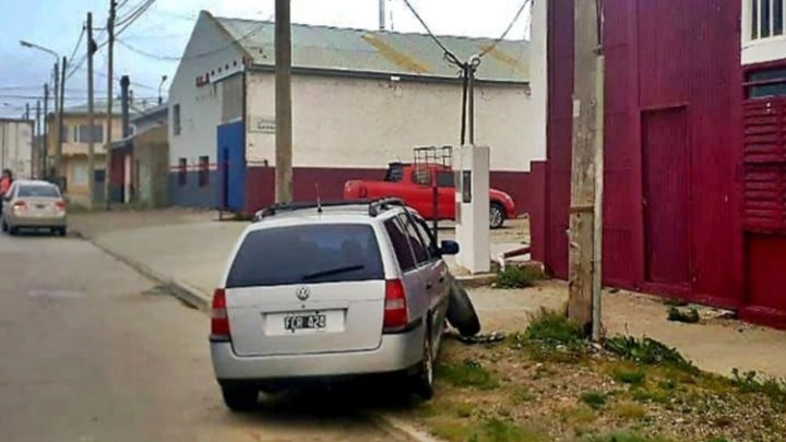 Conductora impacto contra un poste