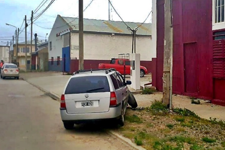 Conductora impacto contra un poste Conductora impacto contra un poste