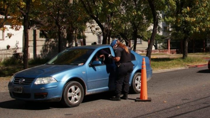 Escondió a su amante en el baúl mientras viajaba con su esposa: lo descubrieron en un control policial