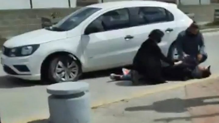 Conductor hospitalizado al chocar contra una columna