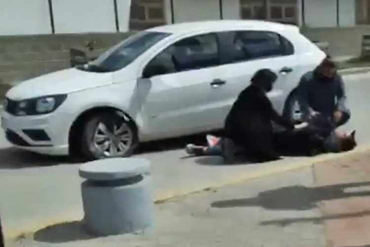 Conductor hospitalizado al chocar contra una columna