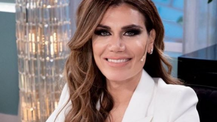 En topless y colaless, Flor de la V posó sobre el pasto