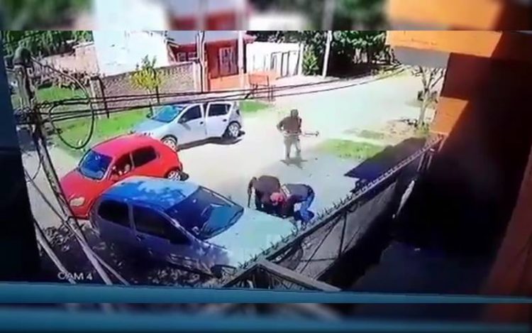 Disfrazados de policías, 11 delincuentes asaltaron una casa: “Dame la plata o me llevo a la nena” Disfrazados de policías, 11 delincuentes asaltaron una casa: “Dame la plata o me llevo a la nena”