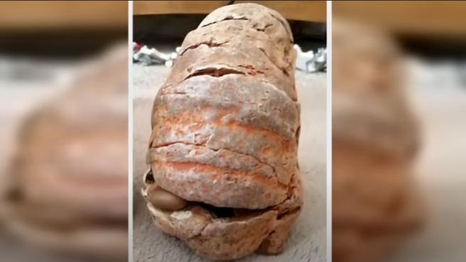 Pensaron que se llevaban un “hueso” de la playa: era una granada de la Segunda Guerra Mundial y les explotó en la cocina