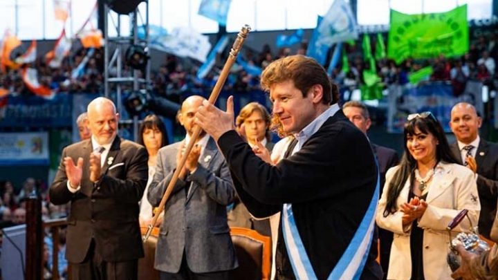 Un año de gestión: Mucho aplauso y poco mea culpa