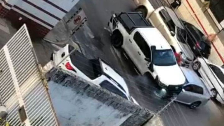 Chocaron su camioneta y le pasó por encima del capot como venganza: “No hagas esto, amigo”