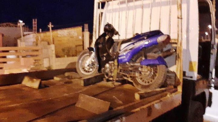 Policia demoro a dos sujetos y Transito secuestro la motocicleta
