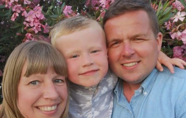 Hizo un dibujo adorable de sus papás pero ellos vieron una situación íntima: “Parece muy emocionado”