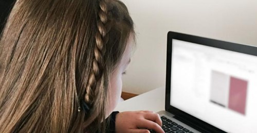 Se cruzó desnuda en la clase virtual de su hija y todos los participantes la vieron Se cruzó desnuda en la clase virtual de su hija y todos los participantes la vieron