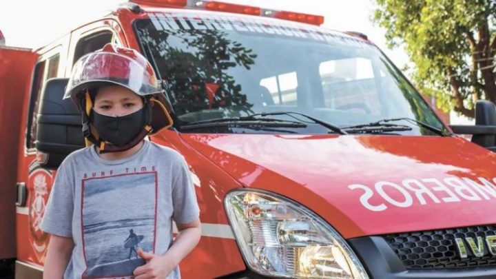 Venció al cáncer y al coronavirus y cumplió su sueño de pasear en autobomba