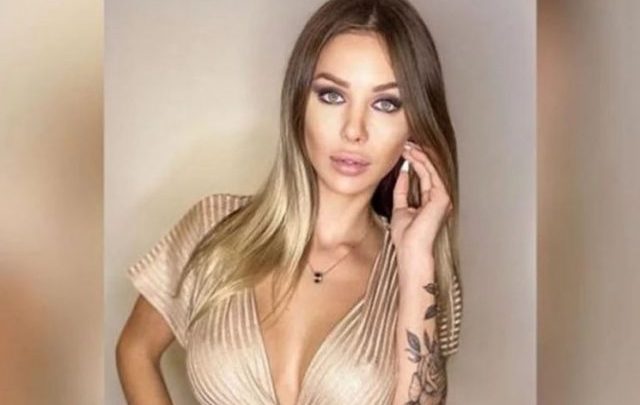 Romina Malaspina posó completamente desnuda frente al espejo