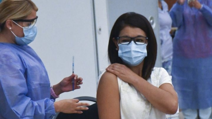 Ginés reiteró que solo el 1% de los vacunados observó efectos adversos leves o moderados