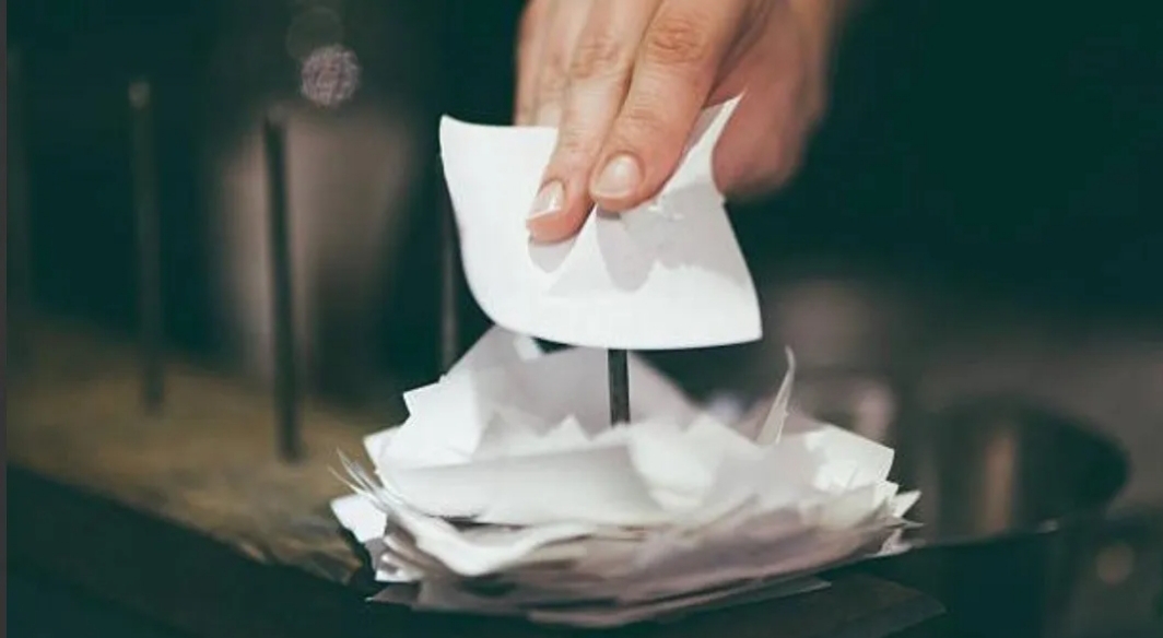 Pareja gay cenó en un restorán y recibió la cuenta con un «plus» homofóbico