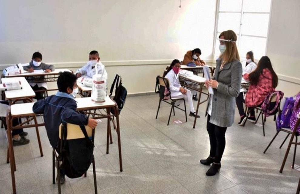 Vacunaran a docentes para que sea presencial el ciclo lectivo 2021