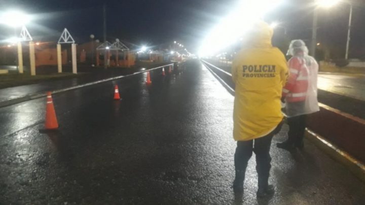 Una joven en estado de ebriedad fue demorada por violar el “toque de queda” en Río Grande