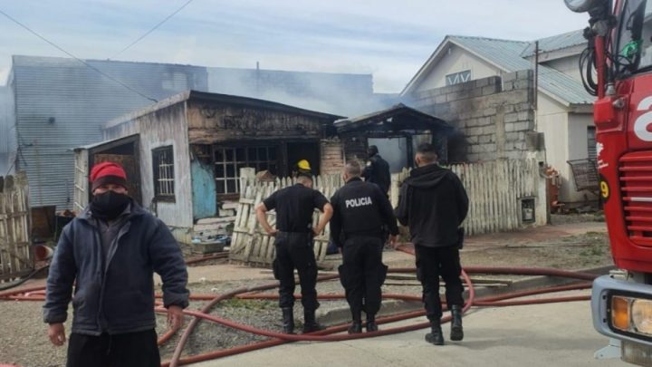 Incendio en la Margen Sur dejó dos viviendas completamente destruidas por el fuego