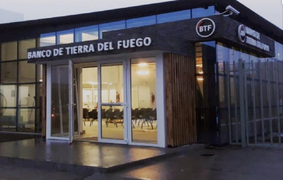 Efectivo policial sufrió increíble accidente mientras cumplía un servicio de guardia adicional en una entidad bancaria Efectivo policial sufrió increíble accidente mientras cumplía un servicio de guardia adicional en una entidad bancaria