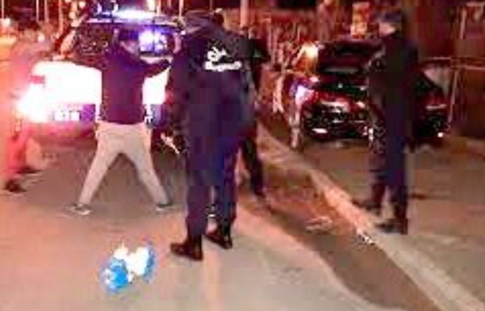 Sorprenden a un sujeto portando un cuchillo, pastillas, una tuquera y cocaína