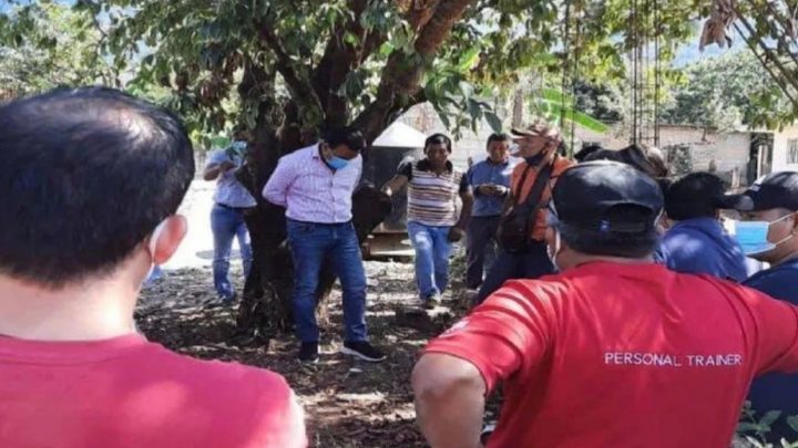 Vecinos ataron a un intendente a un árbol porque no cumplió con sus promesas