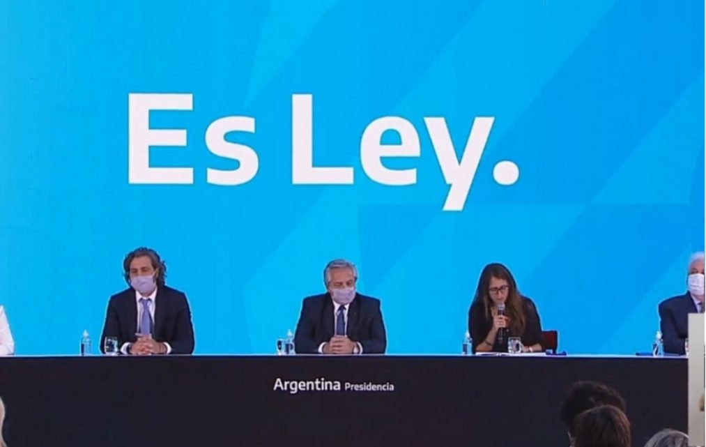 Fernández promulgó la ley de aborto: «Hoy es un día de alegría porque cumplí mi palabra»