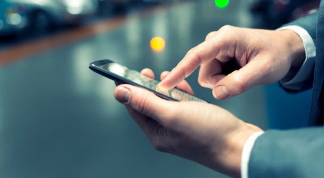 Un hombre quedo detenido por revisar mensajes del celular de su pareja