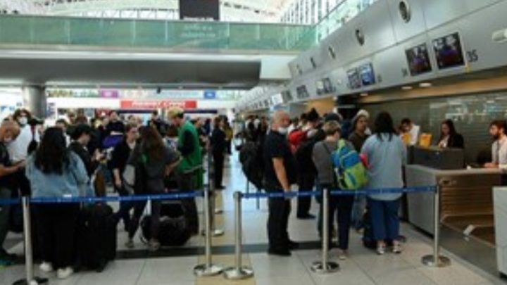 Detectaron a un viajero con la cepa británica del covid-19