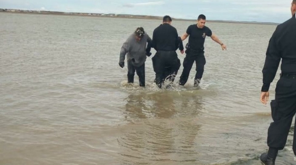 Heroico accionar policial: Rescataron a un joven que se había arrojado del Puente Mosconi