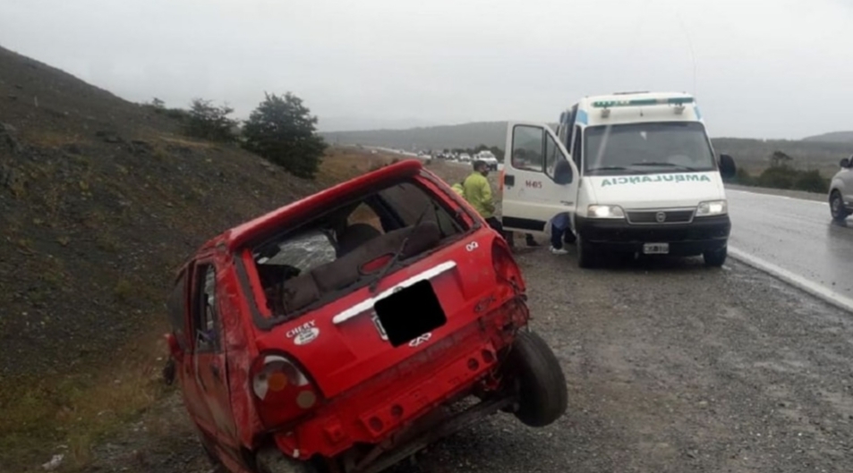Ruta 3: un auto volcó y el conductor salvó su vida