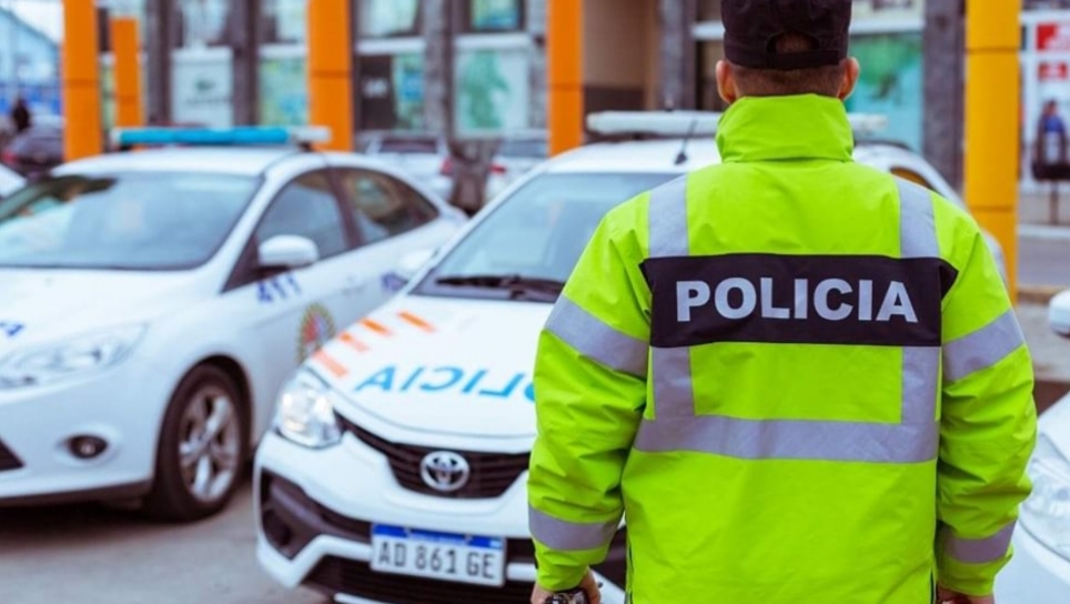 Un policía golpeó a su pareja, fue detenido y separado del servicio Un policía golpeó a su pareja, fue detenido y separado del servicio