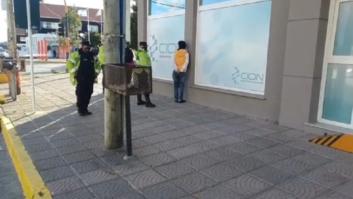 Silvana Saromé detenida por el robo de un celular en un local de telefonía celular