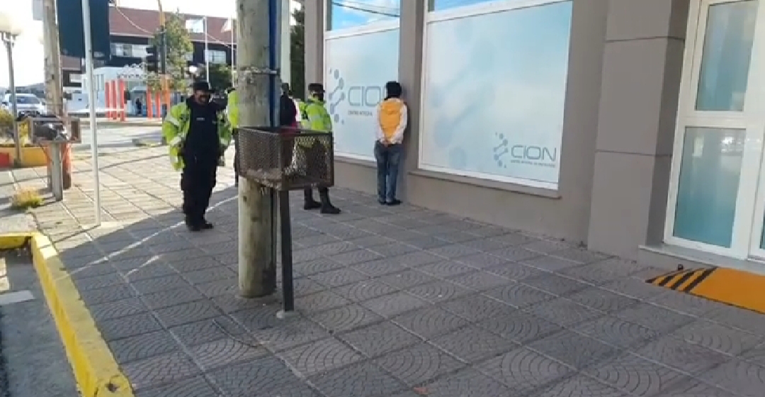 Silvana Saromé detenida por el robo de un celular en un local de telefonía celular Silvana Saromé detenida por el robo de un celular en un local de telefonía celular