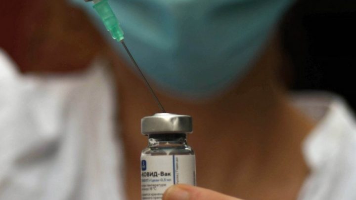 Coronavirus: este miércoles arranca la vacunación al personal de salud en geriátricos