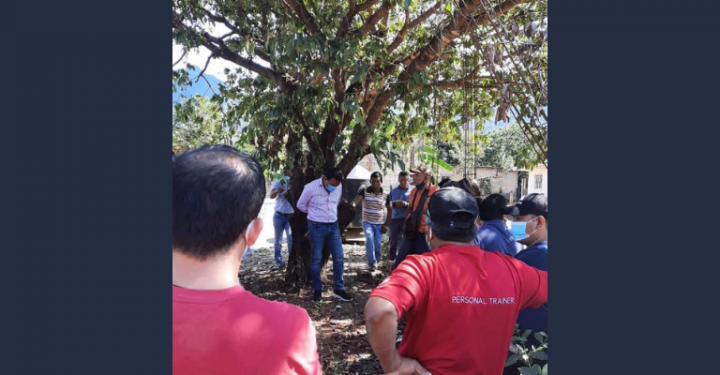 Vecinos ataron a un árbol al intendente porque no cumplió con una promesa