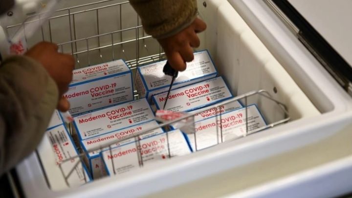 Coronavirus: un empleado arruinó 500 dosis de la vacuna al romper la cadena de frío