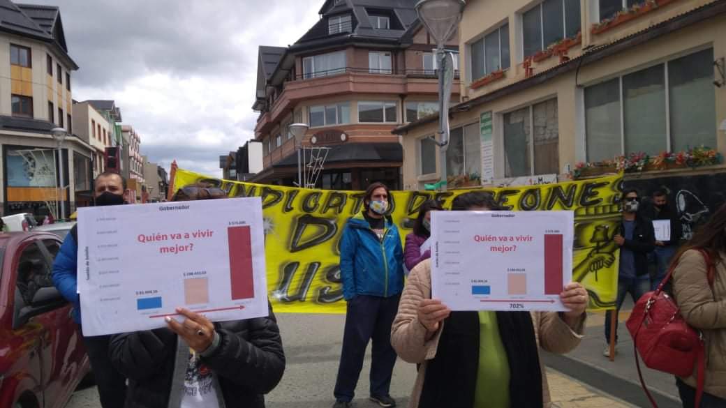 Cerca de un centenar se manifiestan en Casa de Gobierno reclamando “derogación del aumento”