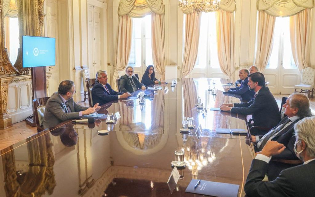 El Presidente firmó un acuerdo por el que se rebajarán hasta un 30 por ciento los precios de 10 cortes de carne populares