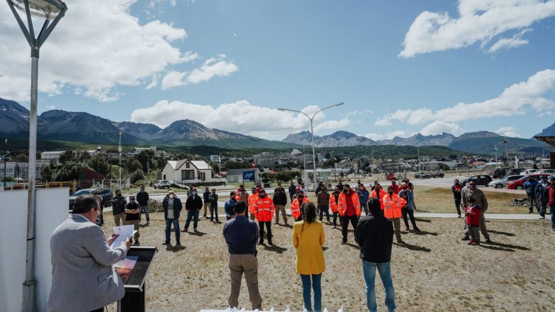LA MUNICIPALIDAD DE USHUAIA DISTINGUIÓ COMO CIUDADANOS DESTACADOS A TRABAJADORES MUNICIPALES DE SERVICIOS PÚBLICOS LA MUNICIPALIDAD DE USHUAIA DISTINGUIÓ COMO CIUDADANOS DESTACADOS A TRABAJADORES MUNICIPALES DE SERVICIOS PÚBLICOS