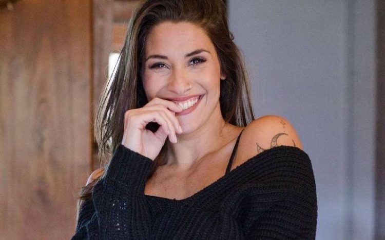 Sobre las piedras y en (peligrosa) microbikini, Ivana Nadal se dejó acariciar por el verano